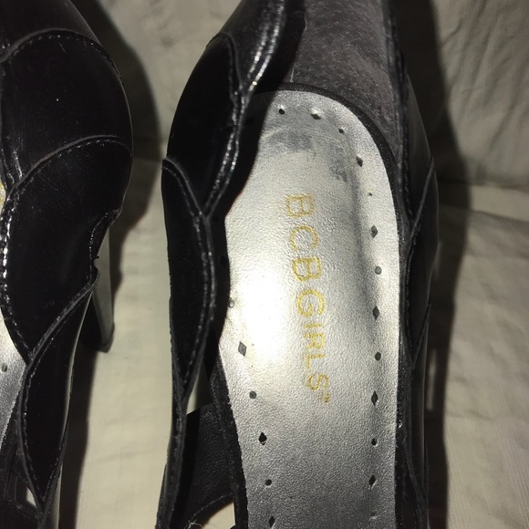 SZ 7 BCBG Girls Black leather cut out design - Picture 4 of 4